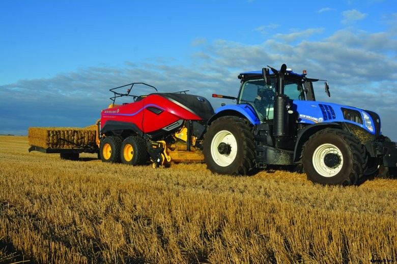 red New Holland BigBaler 340 High Density with a blue New Holland tractor